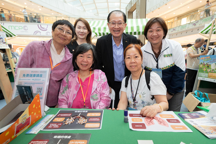 嘉賓到訪多個戒煙服務機構攤位,為戒煙人士打氣。