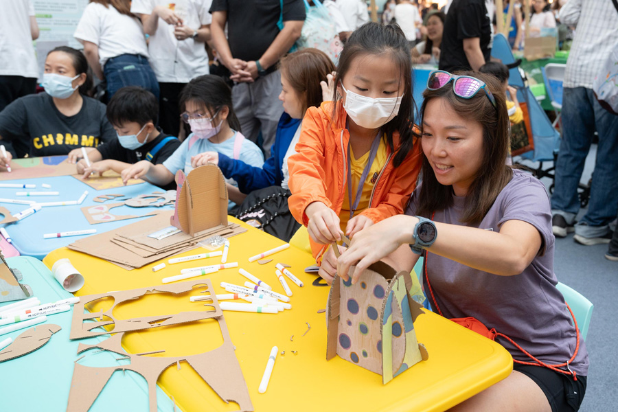 嘉年華設有資訊與趣味並重的無煙遊戲攤位,熱鬧非常。